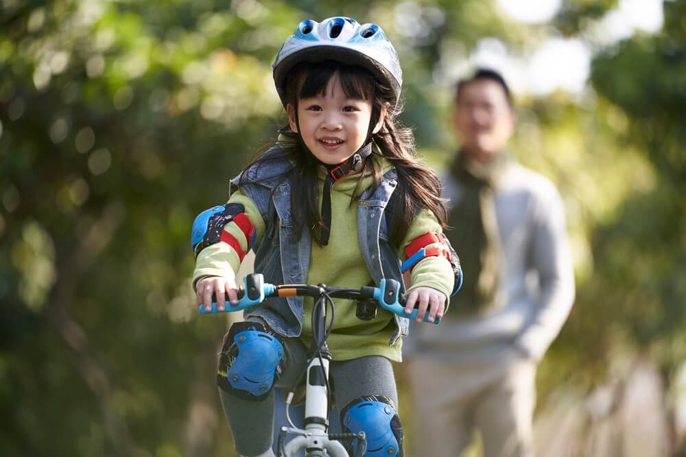 Đội mũ bảo hiểm tạo thói quen an toàn từ nhỏ cho trẻ em